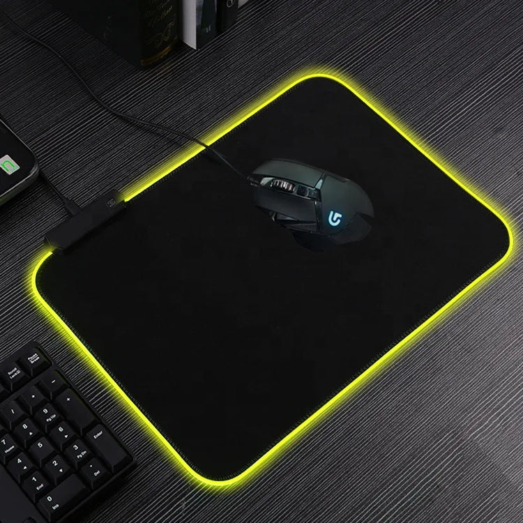 XXL RGB Gaming Mauspad – 80 × 30 cm | 9 LED-Lichtmodi | Rutschfeste Unterseite | 3 mm Gaming Desk Mat