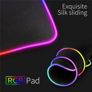 RGB Gaming Mauspad – Großes LED Deskpad mit 8 Lichtmodi, wasserabweisender Oberfläche & rutschfester Gummibasis | Gaming Mousepad für PC & Laptop
