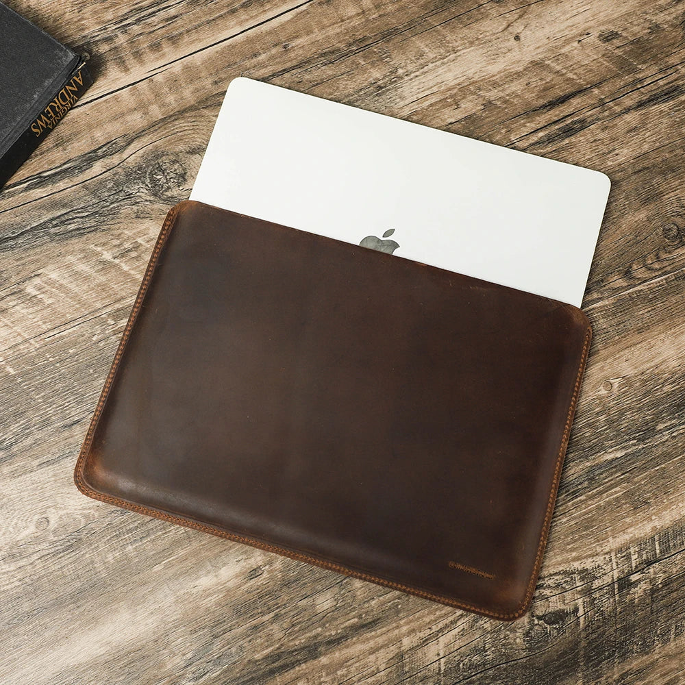 CONTACTS FAMILY Premium Laptop Sleeve aus echtem Rindsleder – 13–16" | Personalisierbare Ledertasche für MacBook Pro/Air, Dell, HP & Notebooks
